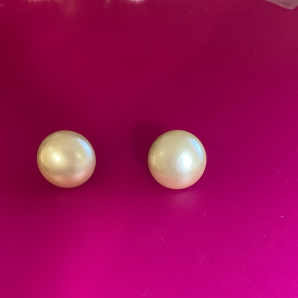 Vintage Elegant Pearl Stud Earrings - Picture 5 of 6